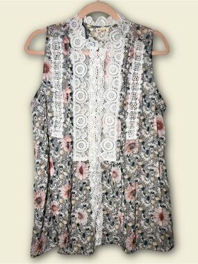 POL Flowy Floral Lace-Trim Sleeveless Subtly Pleated Mixed Media Blouse